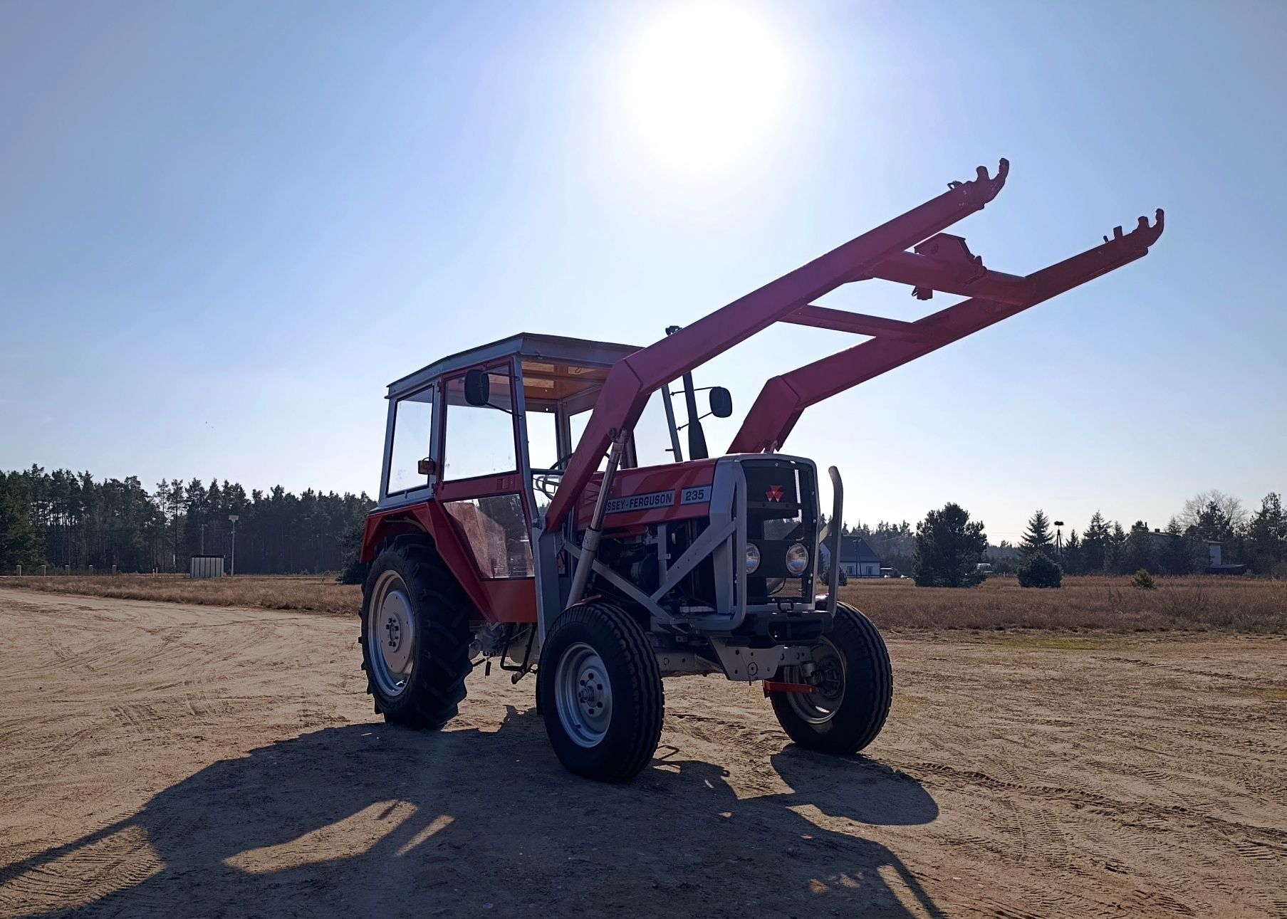 Ciągnik rolniczy Massey Ferguson MF235 z turem