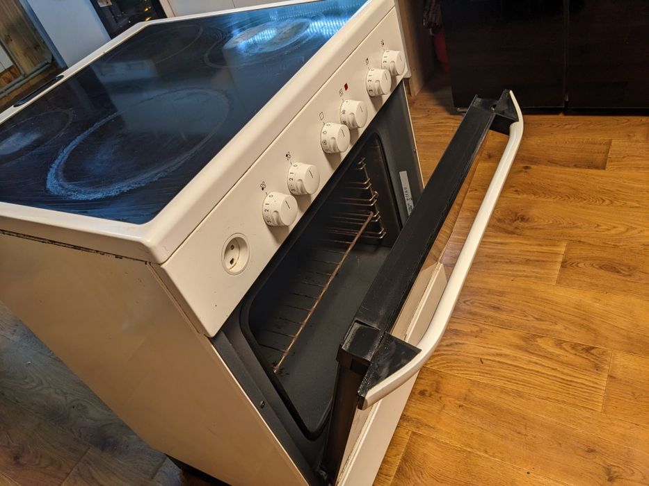 Електроплита з духовку Electrolux