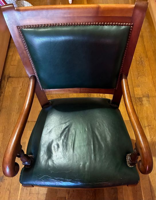 Cadeirão madeira e pele