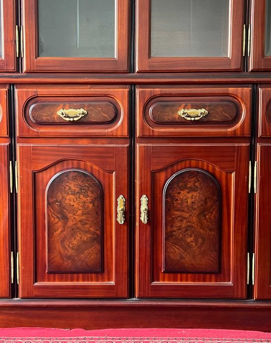 Móvel aparador de sala, em madeira de carvalho em ótimo estado