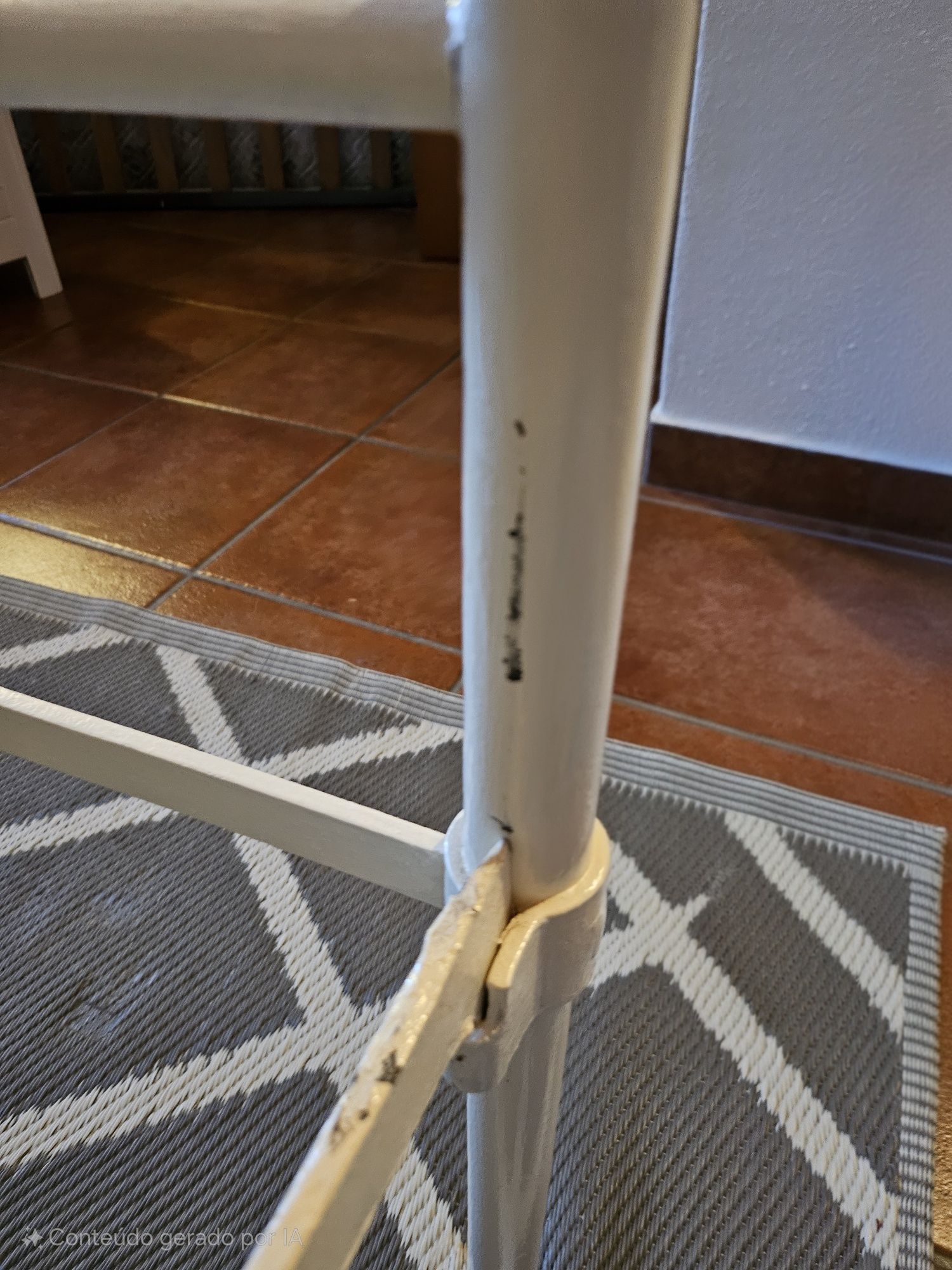 Cama de ferro pintada de branco