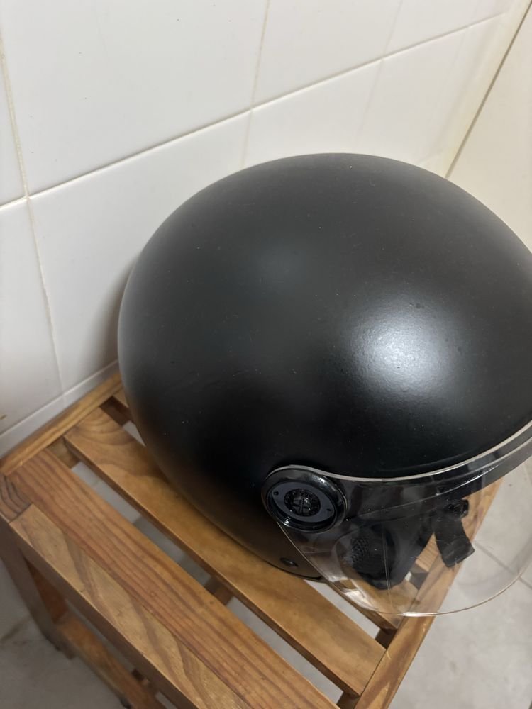 Capacete novo apenas a viseira tem alguns riscos