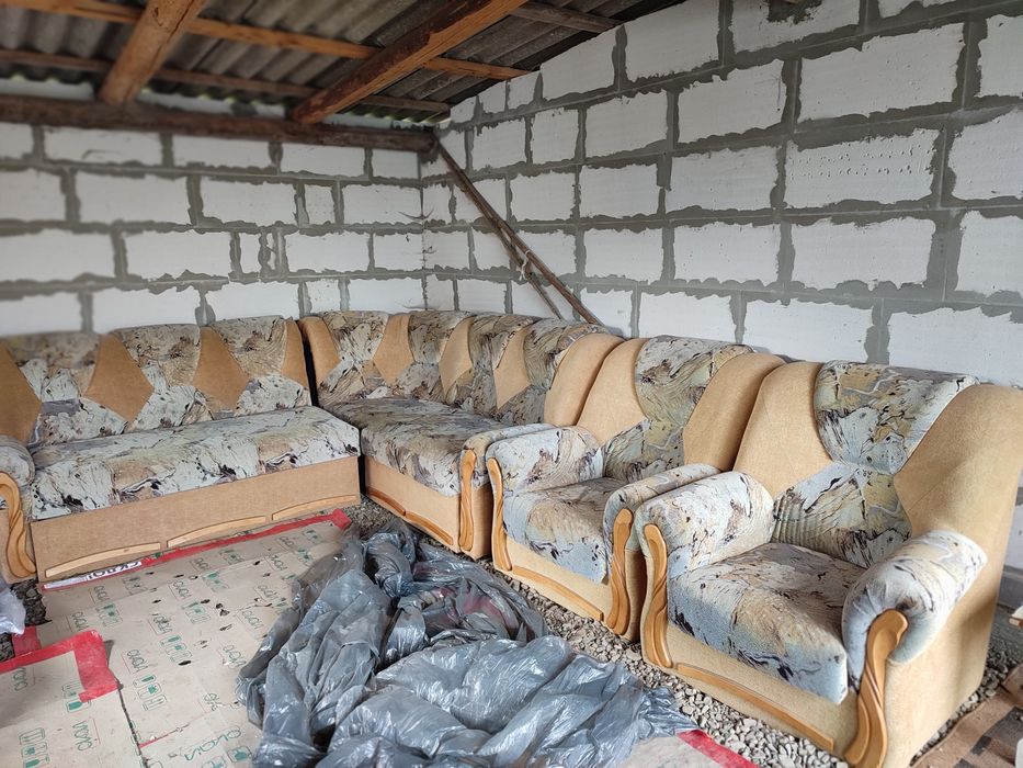 М'яка частина, кутовий диван і два крісла