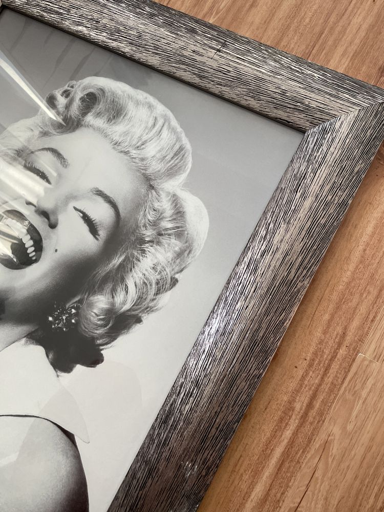 Fotokopia marilyn monroe w drewnianej srebnej ramie