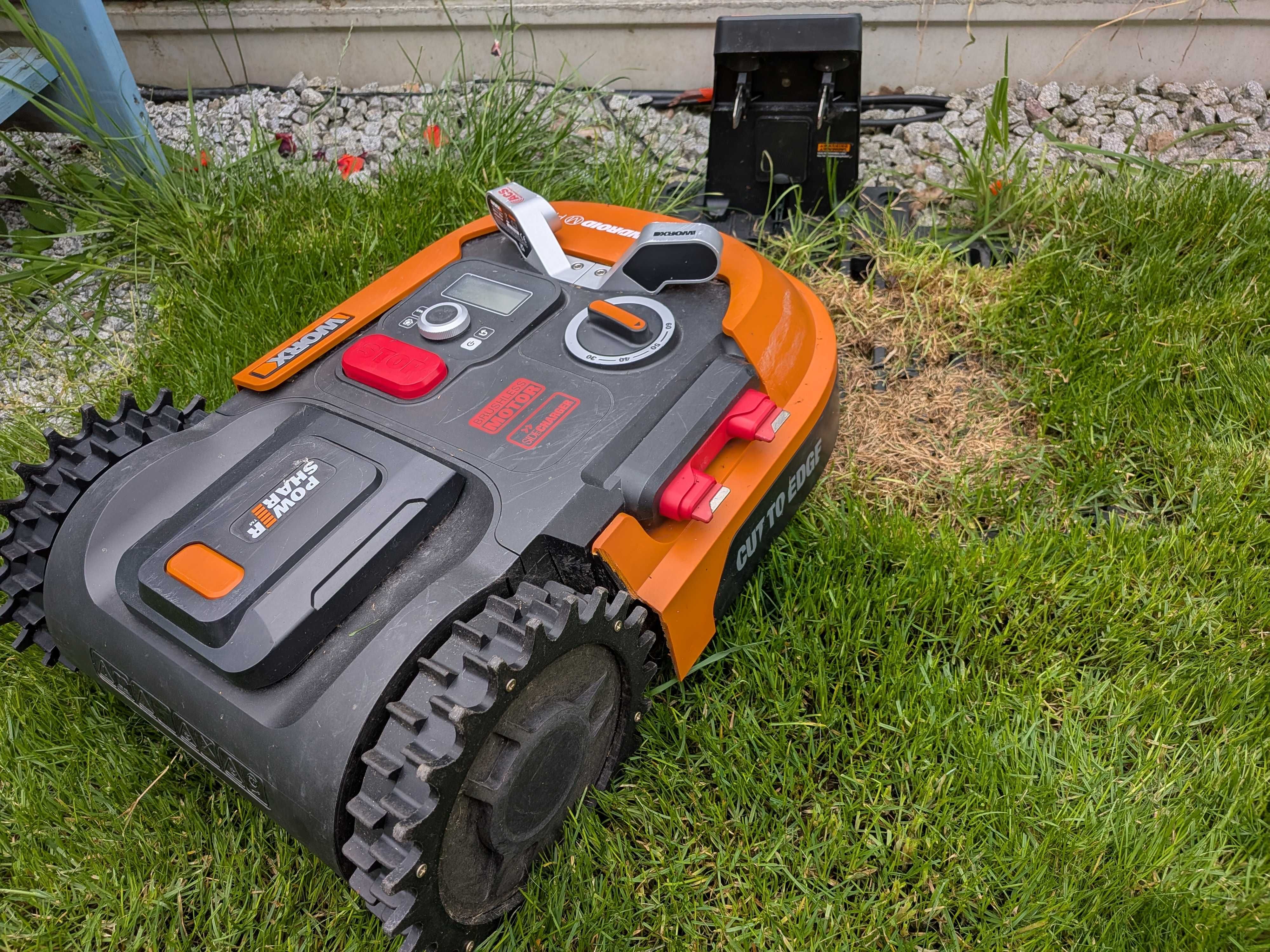 Robot koszący Worx Landroid WR 165E M500 PLUS + ACS + Daszek