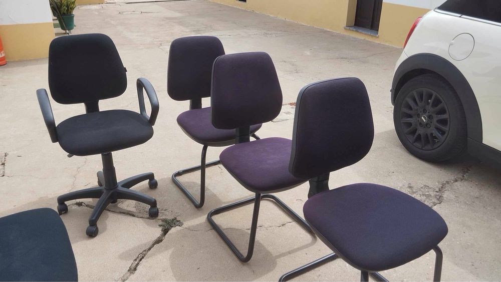 Poltronas, cadeiras e mesa de escritorio