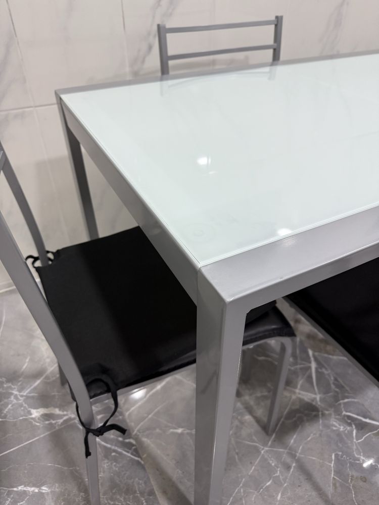 Mesa de cozinha com cadeiras