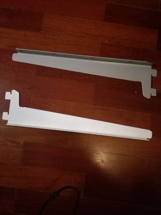 Porta toalhas branco e calhas com suportes