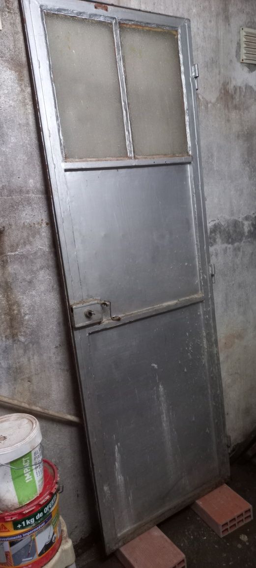 2 portas com aro para chumbar á parede e feitas em ferro