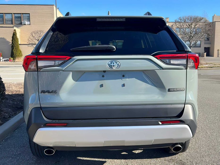 Toyota RAV4      2023