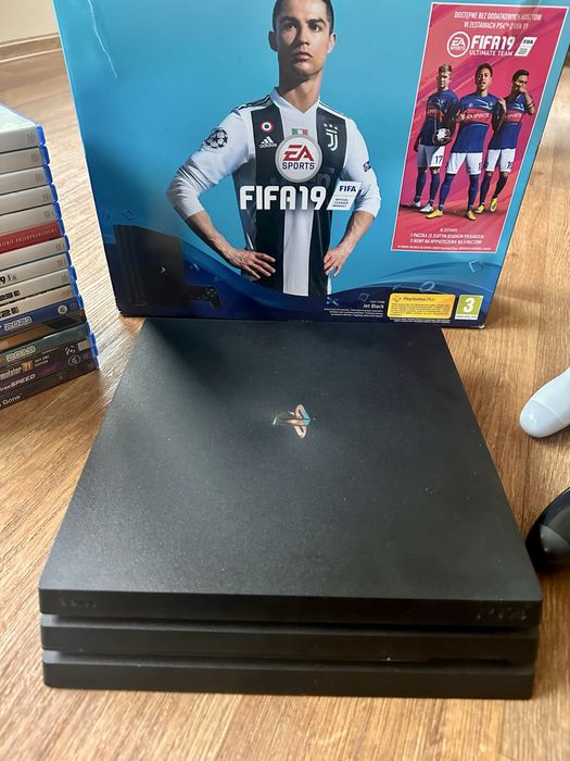 Playstation 4 Pro 1 TB + 2 pady + 15 gier