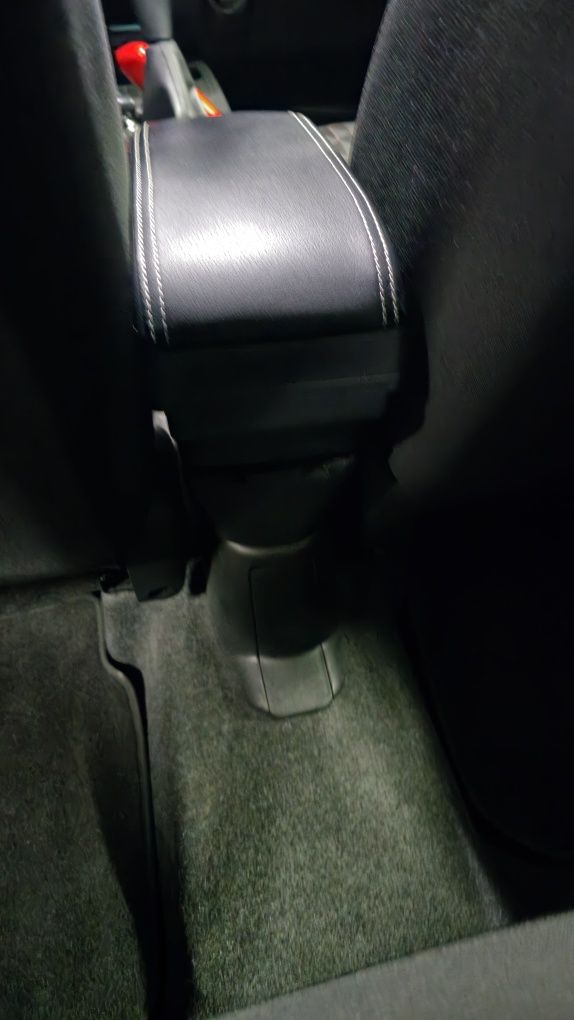 Apoio de braço amovível com portas USB
