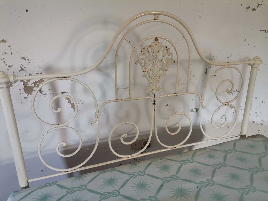 Cama em ferro antiga. Encontra-se perto Lourinhã.