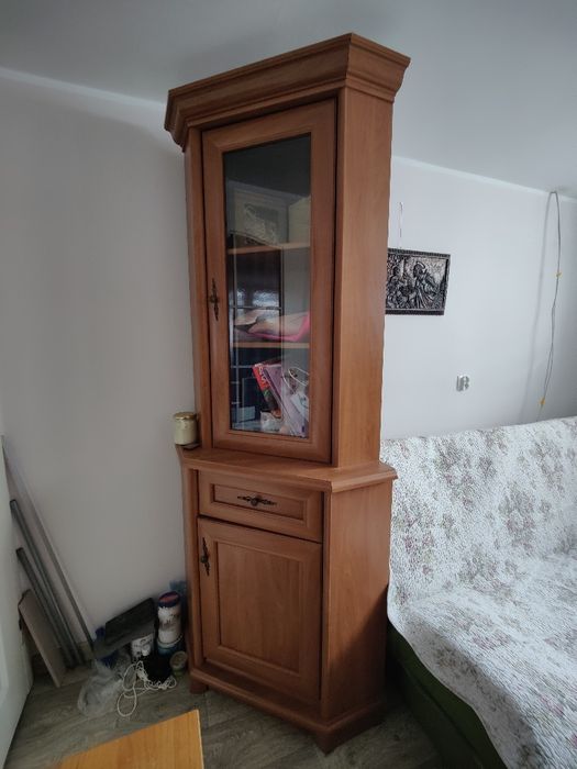 Szafa narożna z witryną