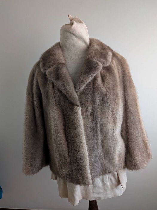 Casaco em vison  de cor safira