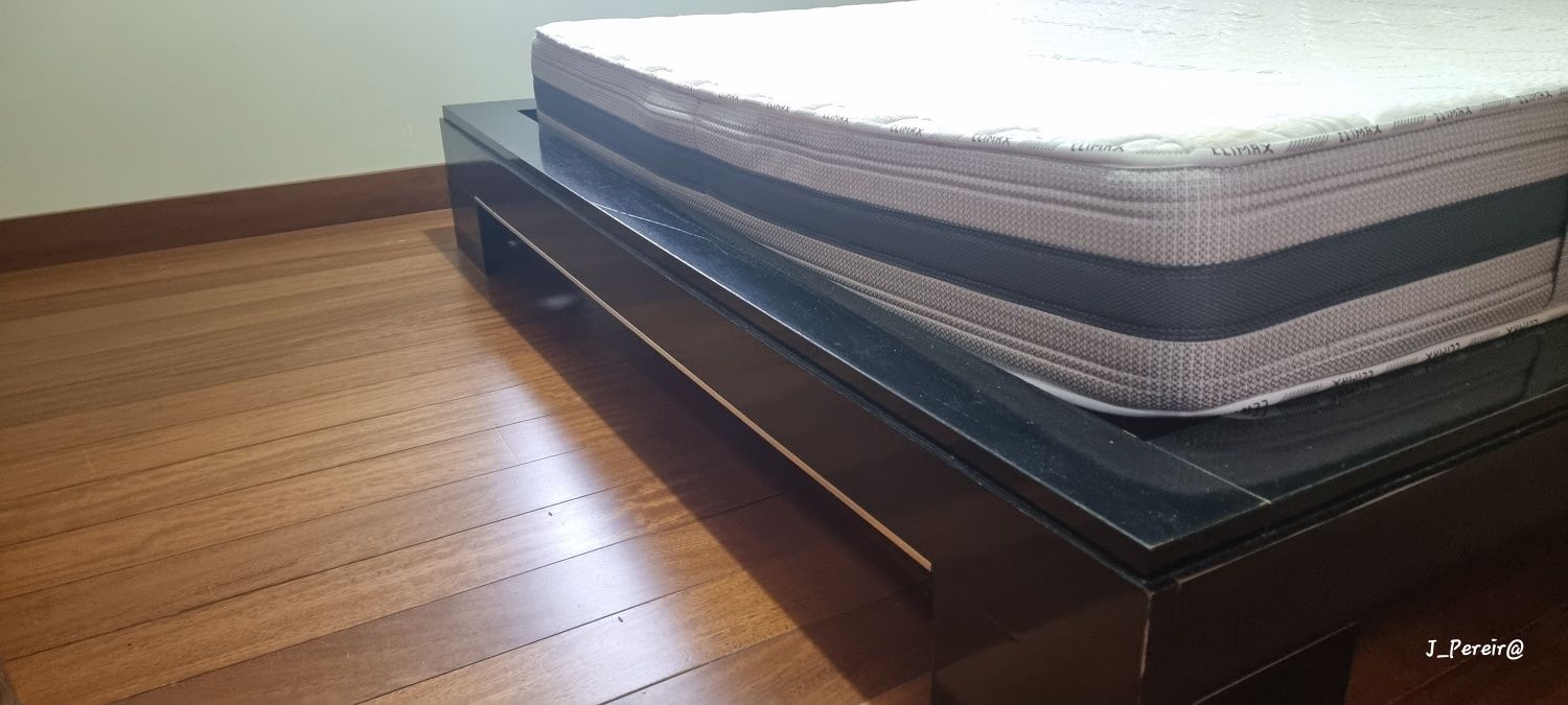 Cama completa com mezinhas de cabeceira