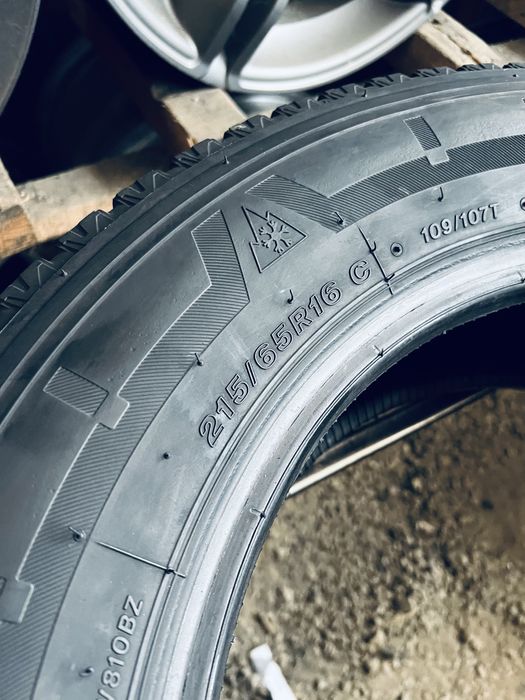 Шини Резина Зимові 215 65 16C Bridgestone Blizzak 2шт