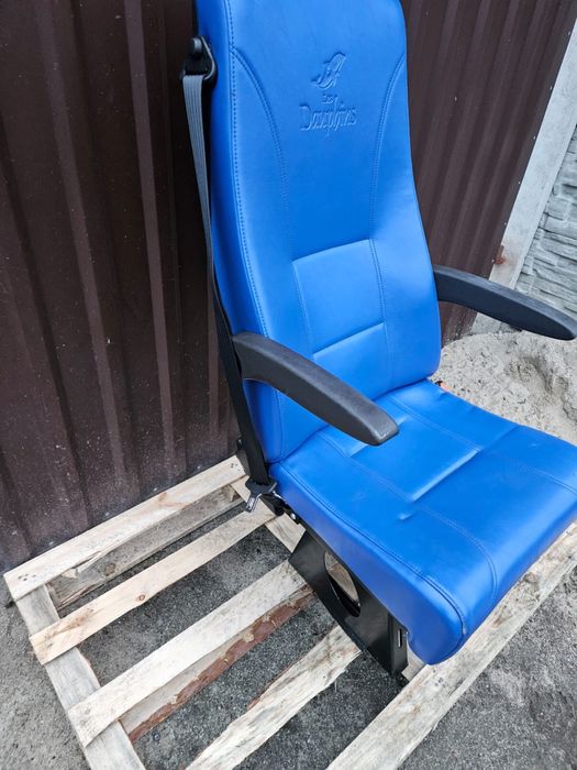 FOTEL samochodowy z pasem i podłokietnikami