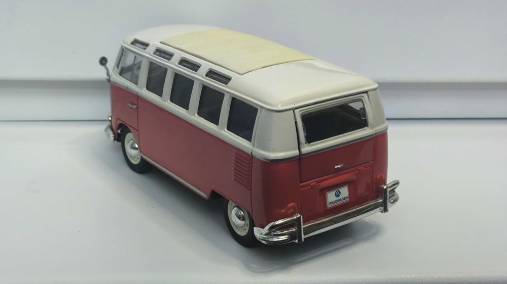 Модель, машинка Volkswagen Van Samba 1.24 Maisto Red