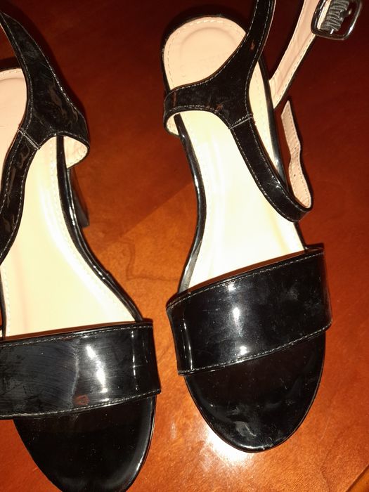 Sapatos verniz com salto e sola compensado