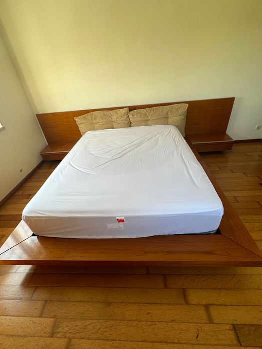 Cama de casal MODERNA  toda em madeira cerejeira, como nova.