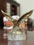 Aguia em bronze e marmore