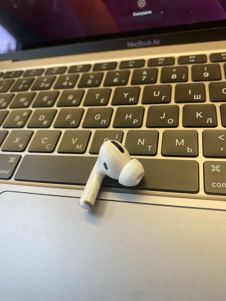 Продам лівий навушник повністью робочий airpods pro 1