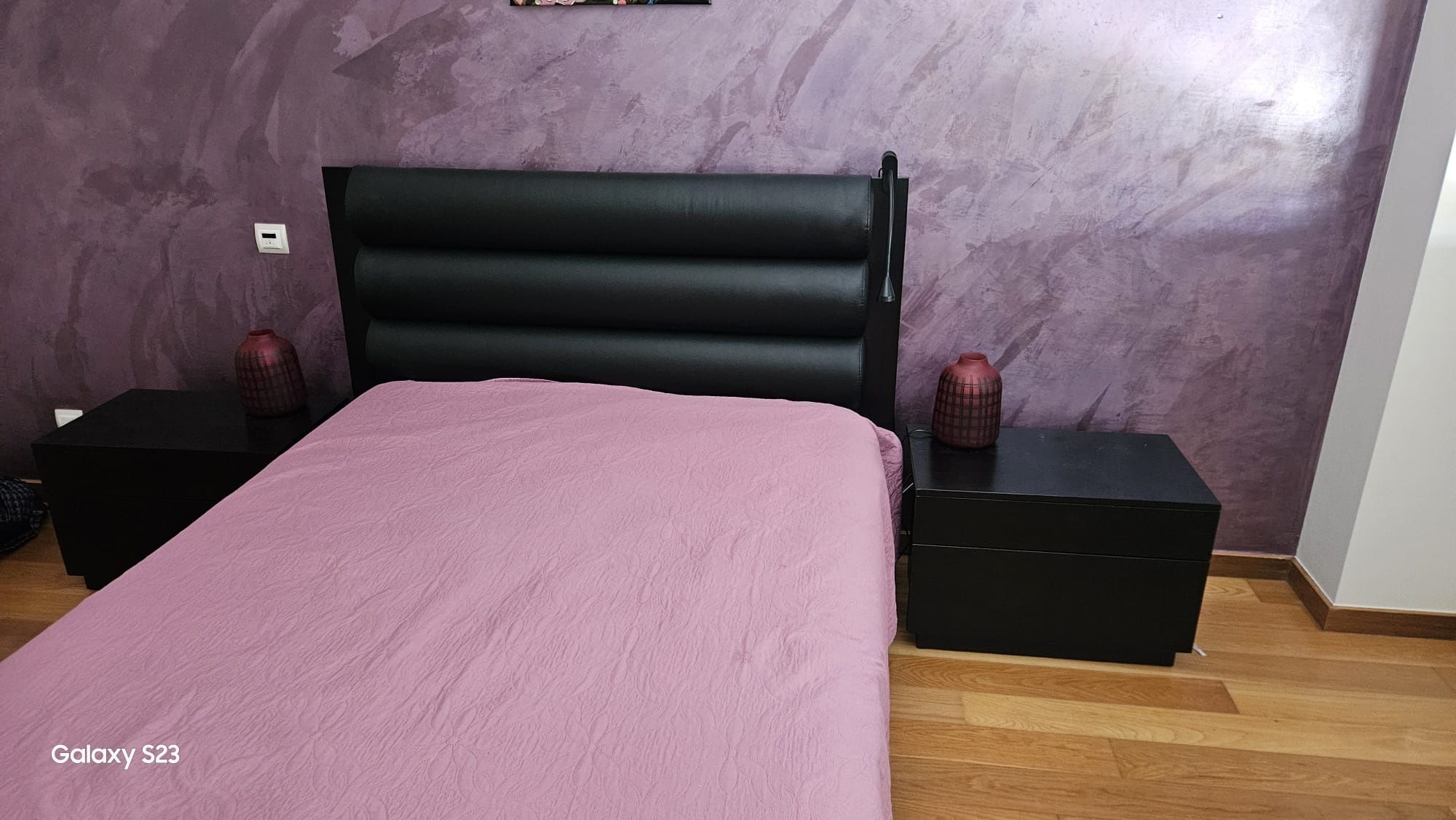 Cama de casal + mesas de cabeceira