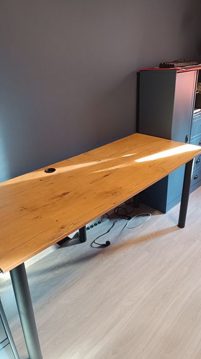 Biurko z miejscem na kable