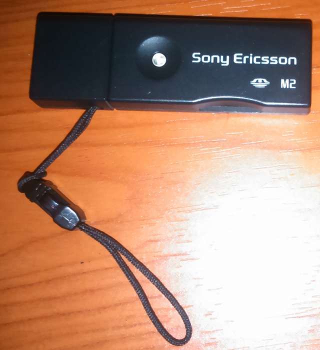 Pen universal (Sony) para colocar cartões de memória.