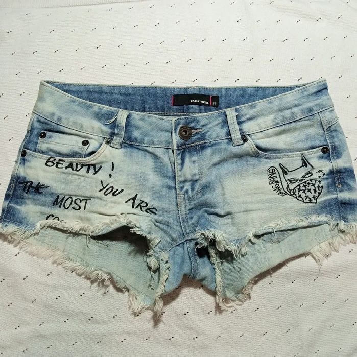 Короткі жіночі шорти