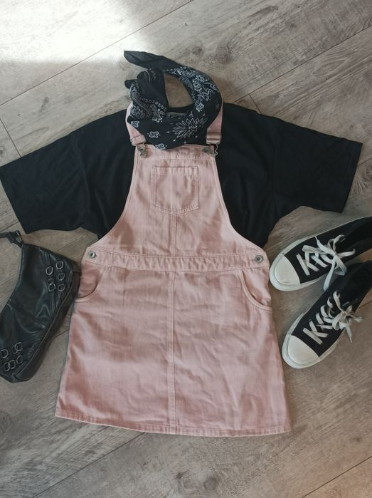 Spódnica mini na szelkach.