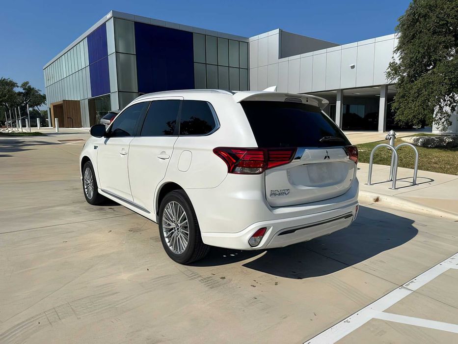 Mitsubishi Outlander      2020