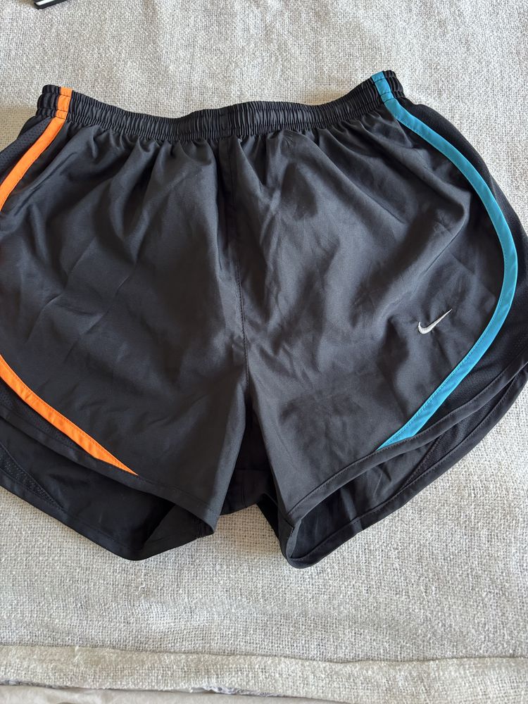 Czarne sportowe spodenki nike uniwersalne w bardxo dobrym stanie