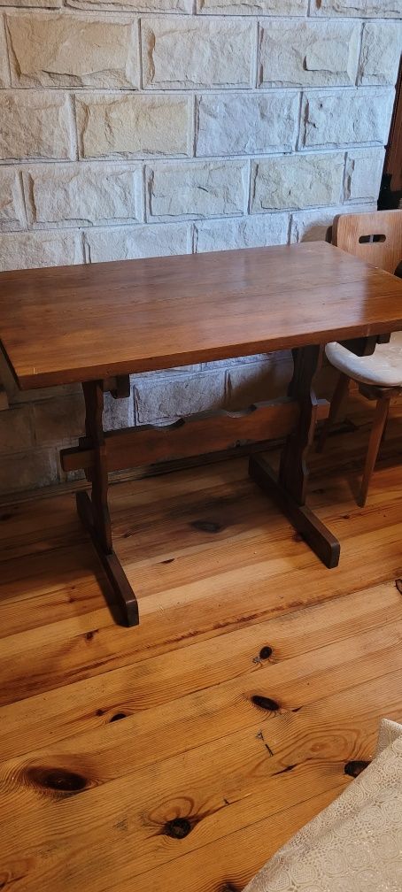 Komplet mebli drewnianych, stół i cztery krzesła