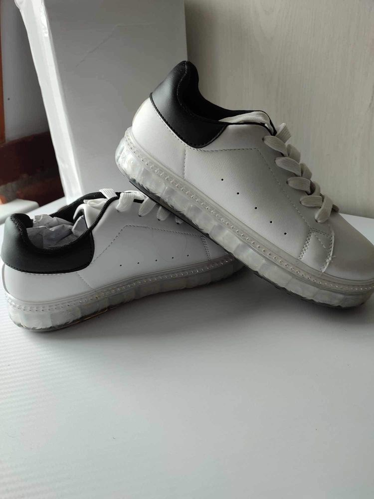 Nowe,białe damskie sneakersy z czarnymi akcentami i cyrkoniami,r. 37