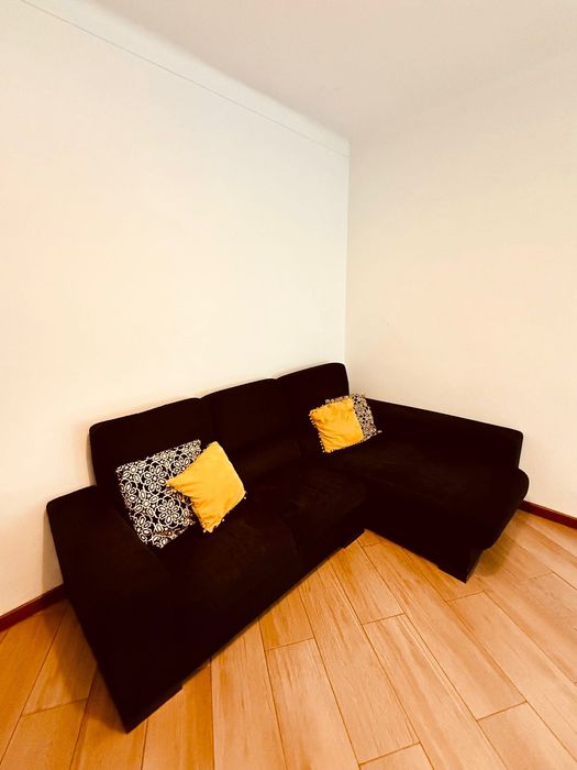 Sofá preto com chaise longue