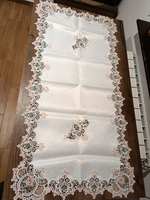 Obrus bieżnik haftowany z gipurą