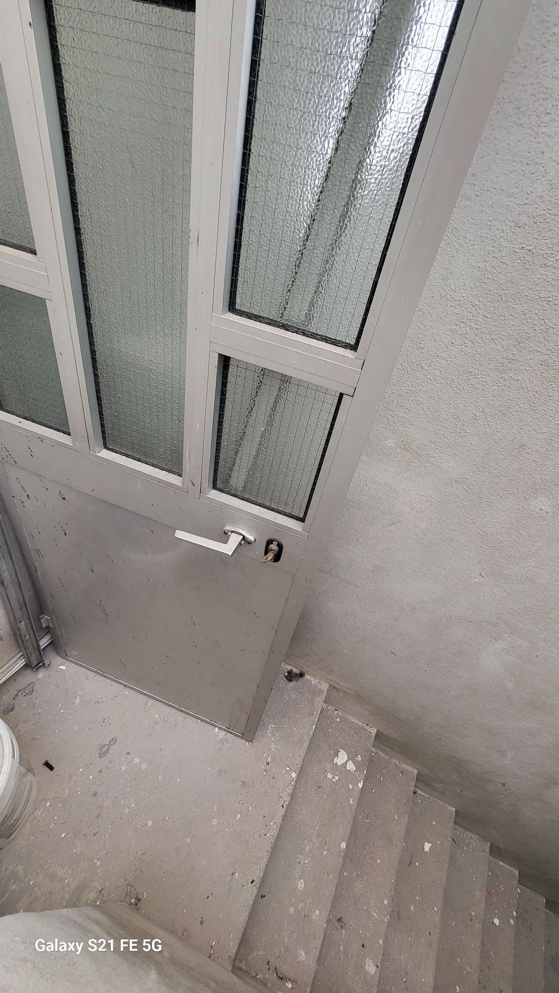 Porta alumínio com envidaraçado
