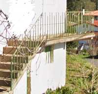 Gradeamento para escada e pequeno terraço