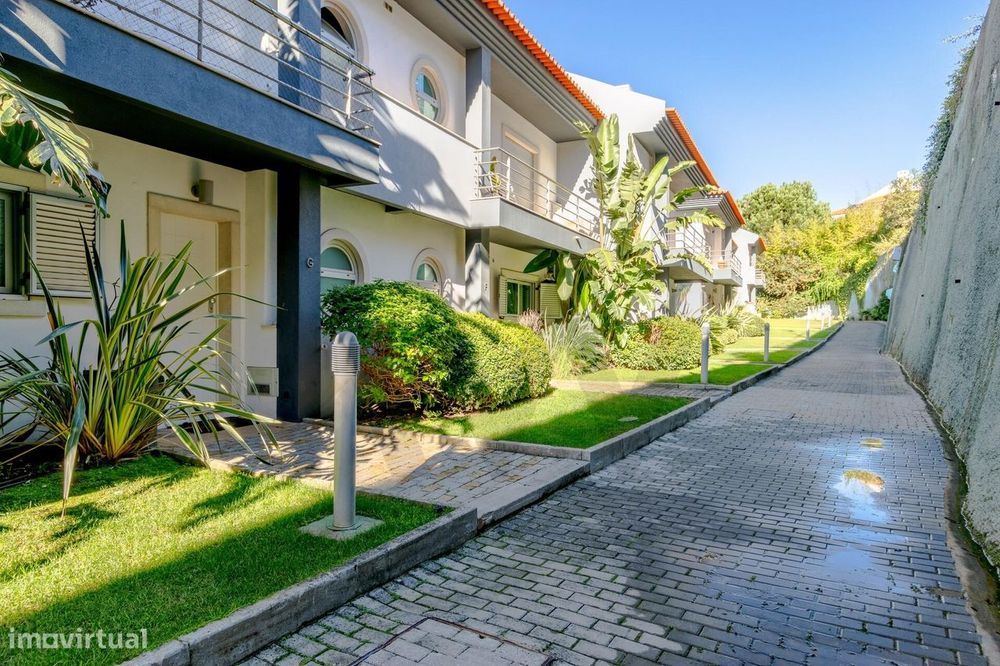 Moradia em Cascais - Monte Estoril, em condomínio fechado com piscina