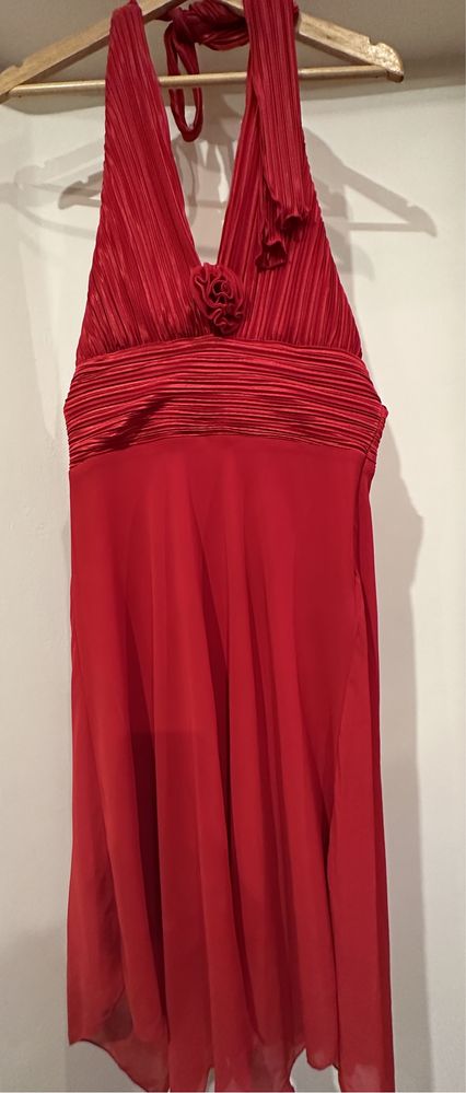 Czerwona sukienka wiązana na szyi