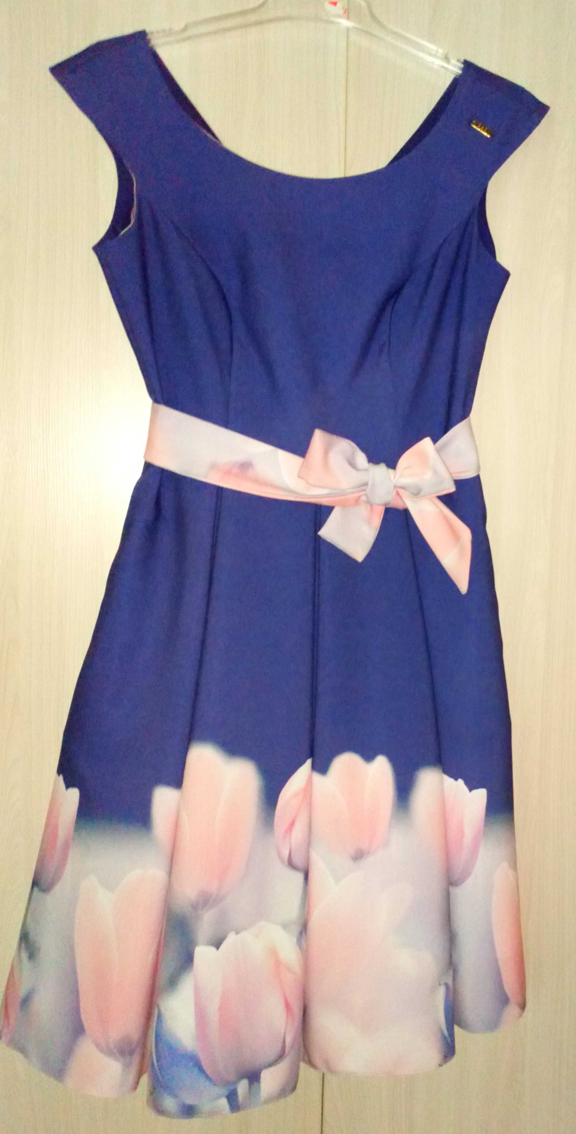 Elegancka sukienka w pastelowe kwiaty