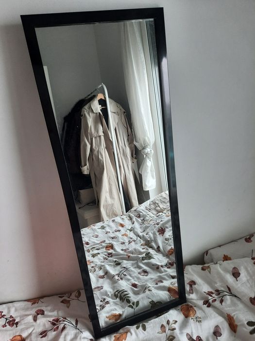 Lustro z czarną ramą