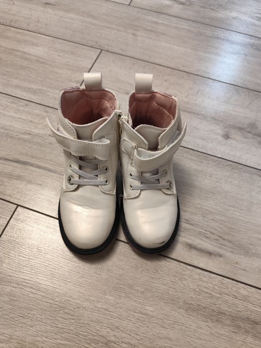 Ботінки білого кольору. Розмір 30