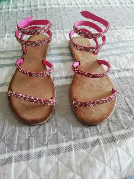Sandálias muito elegantes, novas, tamanho 41