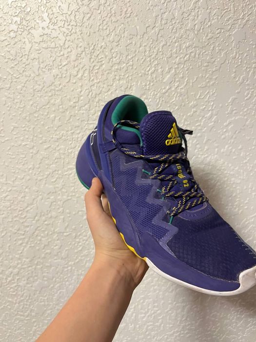 Баскетбольні кросівки adidas issue 2