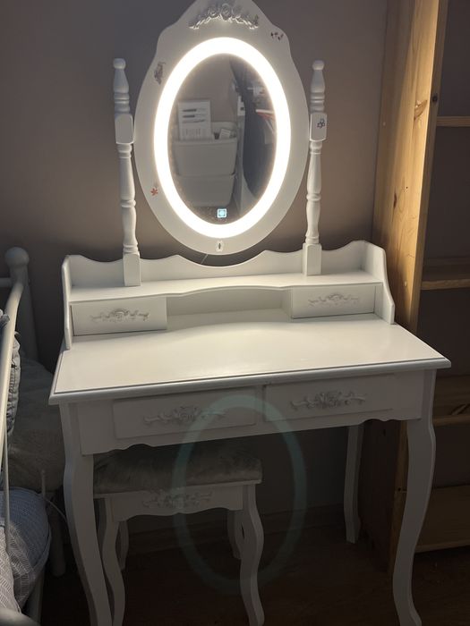 Uzywana toaletka z lustrem z siatlem