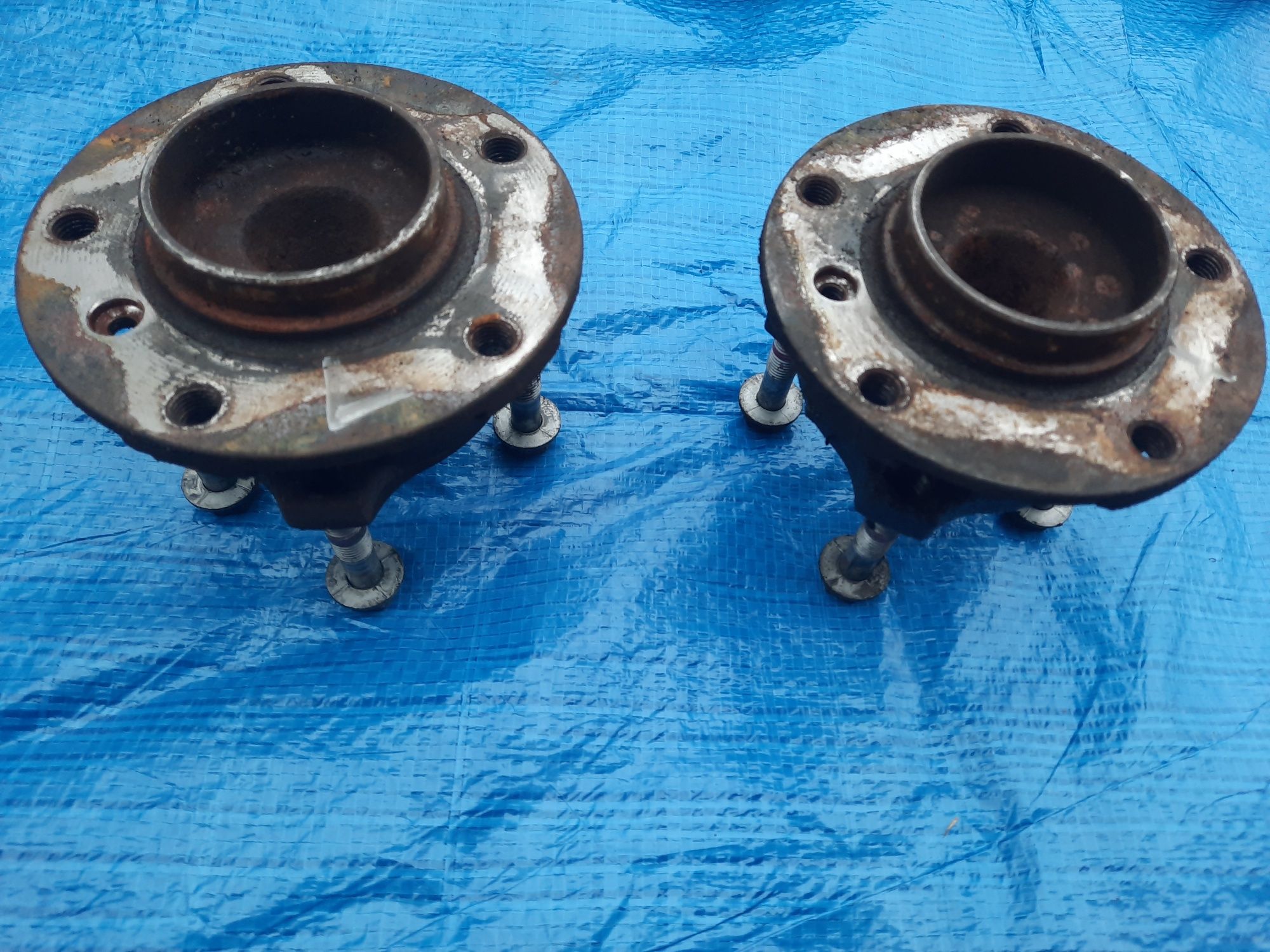 Piasty z łożyskami BMW E60 E61 Przód Kpl Sprawne