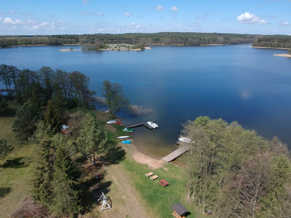 Domki nad jeziorem z własną liną brzegową, pomosty, plaża, plac zabaw